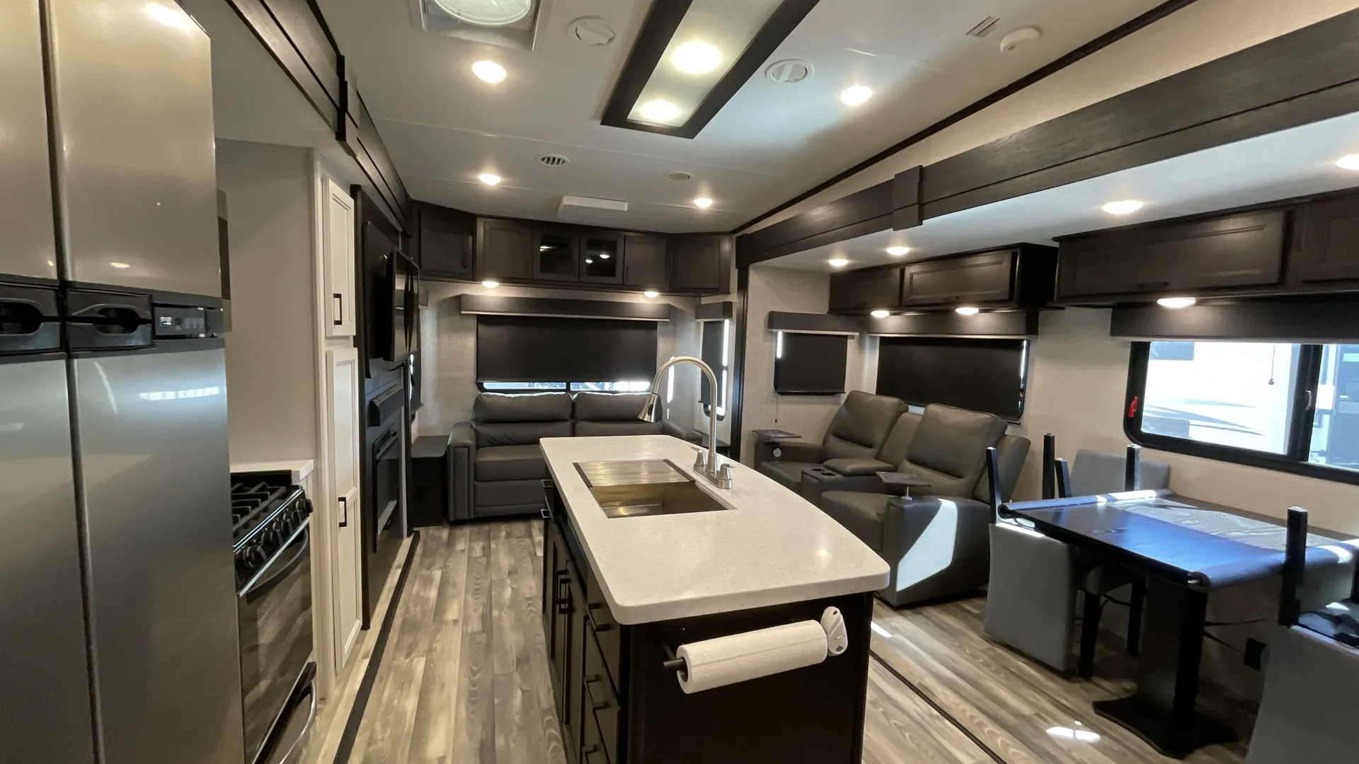 2022 Highland Ridge Roamer 354MBH — living area main