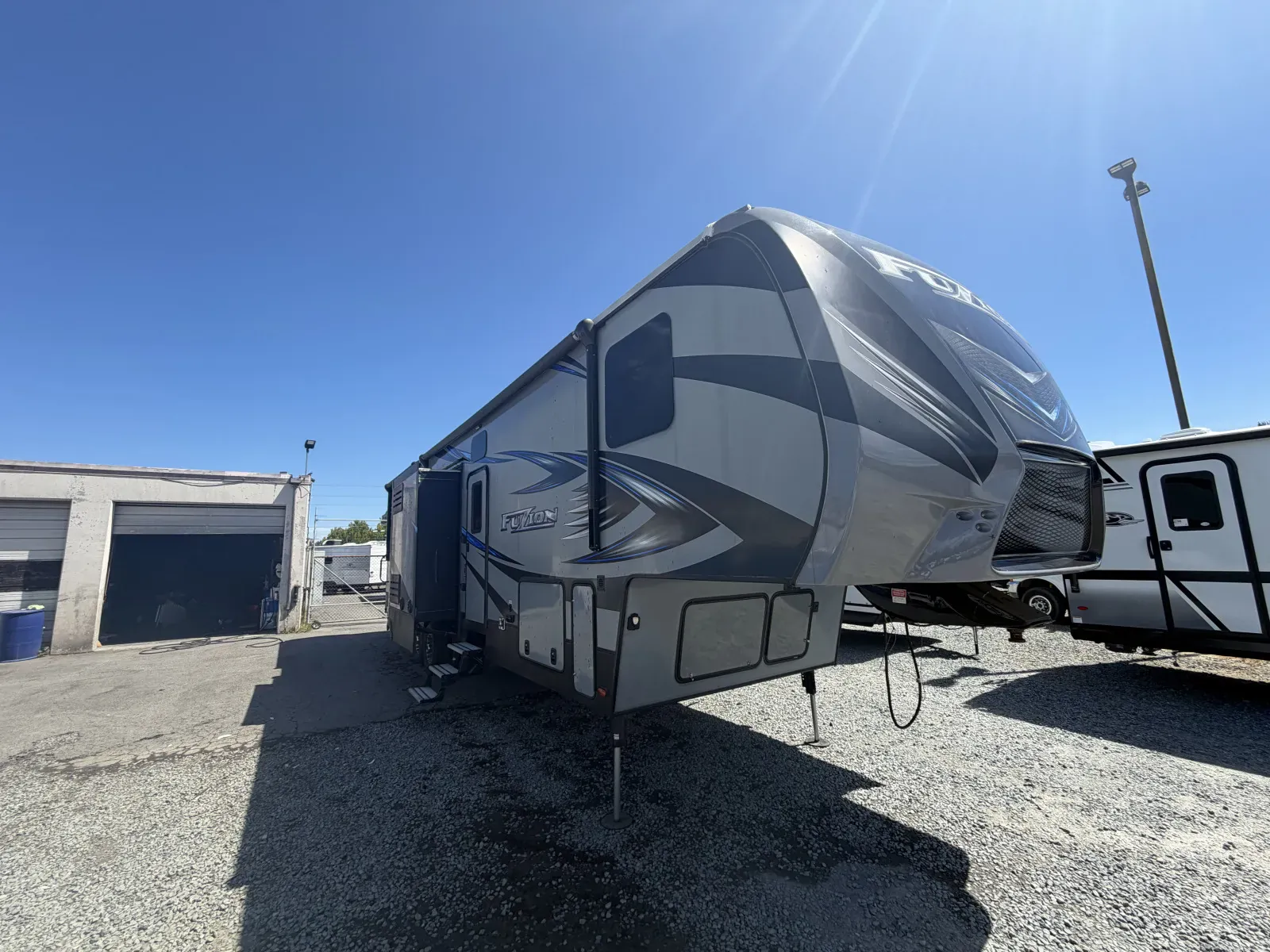 2017 Keystone Fuzion 385 - Photo 2
