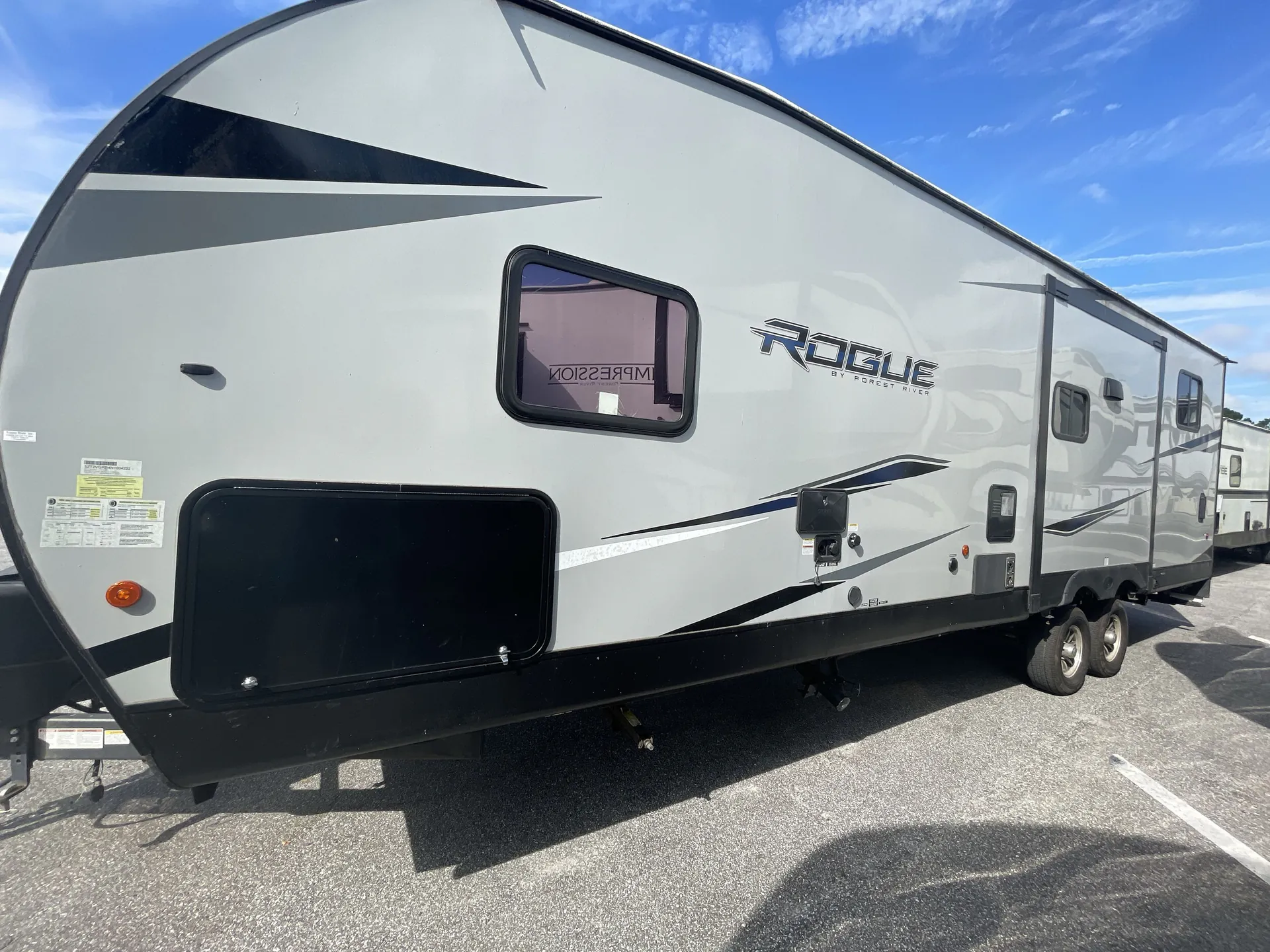 2022 Forest River Vengeance Rogue 26V — off campside