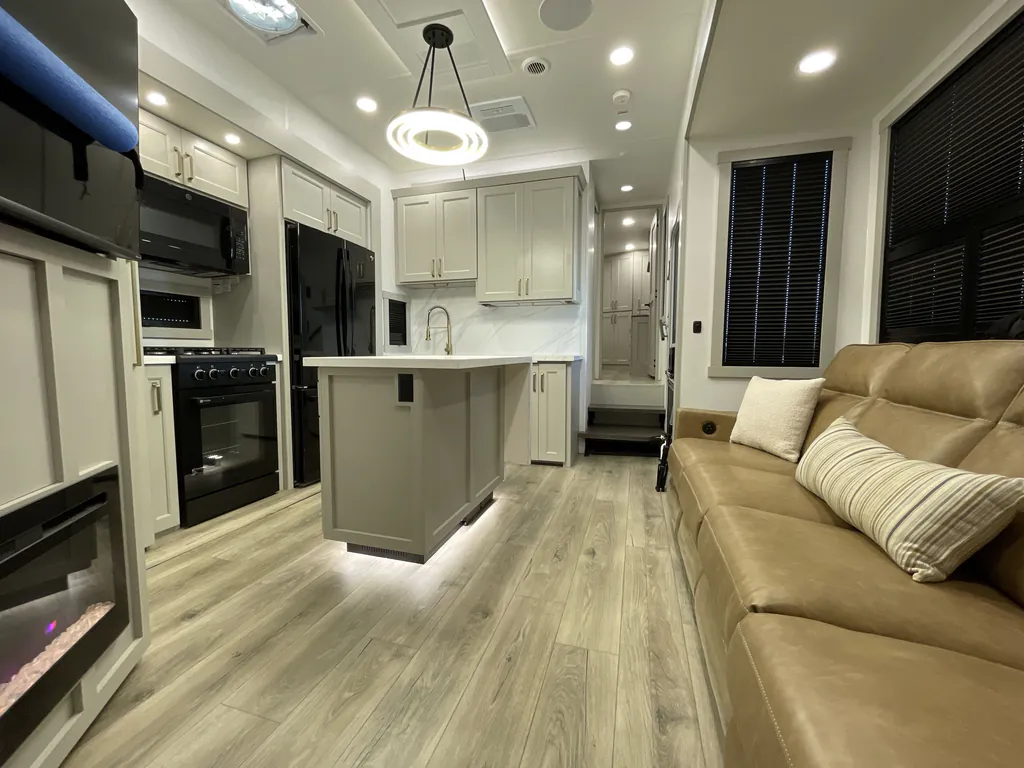 2024 Brinkley Model G 4000, Photos photo 3