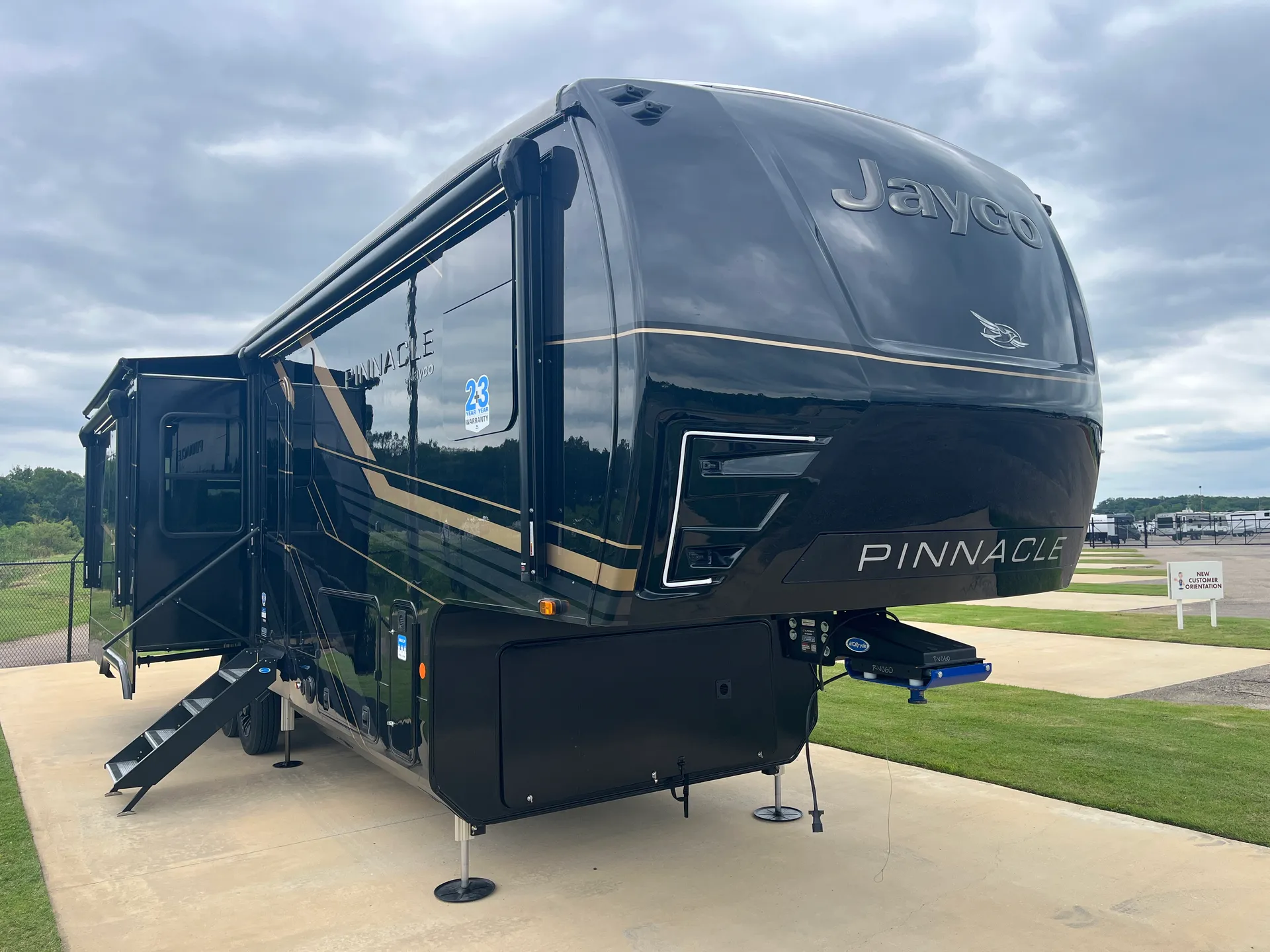 2027 Jayco Pinnacle 32RLTS - Photo 2