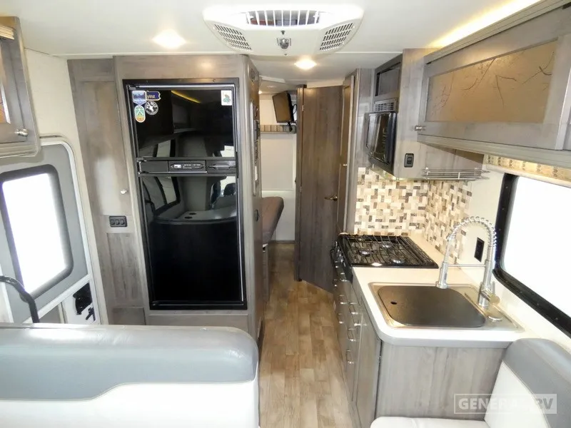 2018 Winnebago Fuse 23T - Photo 3