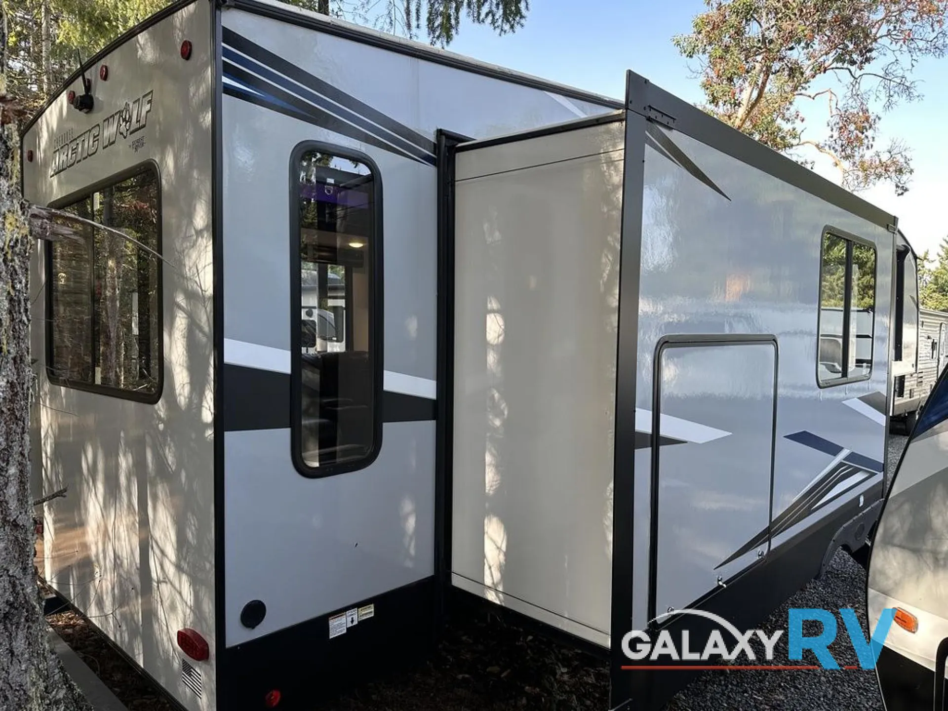 2022 Forest River Cherokee Arctic Wolf 3550 SUITE — Photo 5