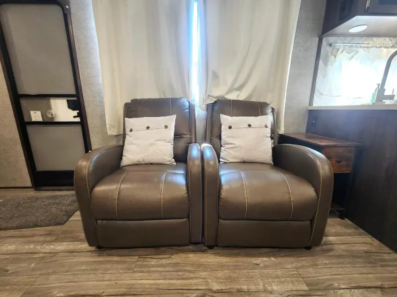 2019 Forest River Cherokee Alpha Wolf 27RK-L — Photo 6