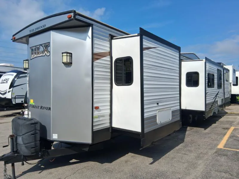 2017 Forest River Wildwood DLX 426-2B - Photo 2
