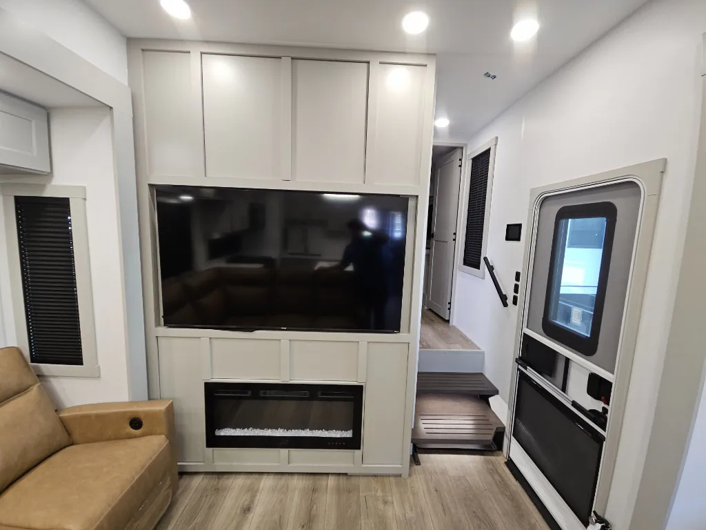 2026 Brinkley Model G 3950, Living area photo 4