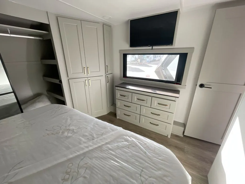 2026 Brinkley Model G 4100, Photos photo 11