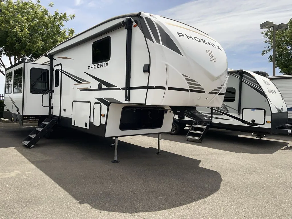 2025 Shasta Phoenix 336RL - Photo 2