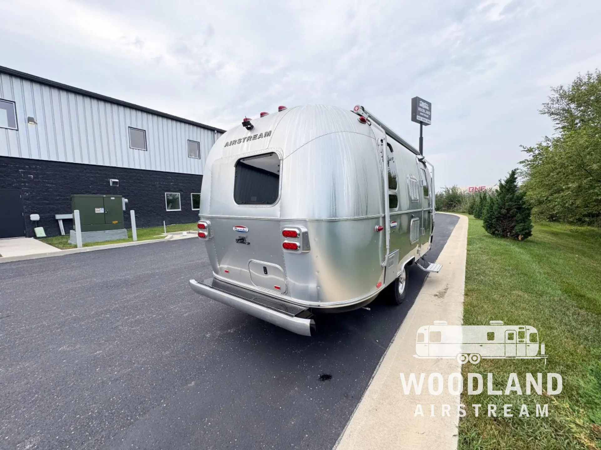 2017 Airstream International 19 - Photo 3