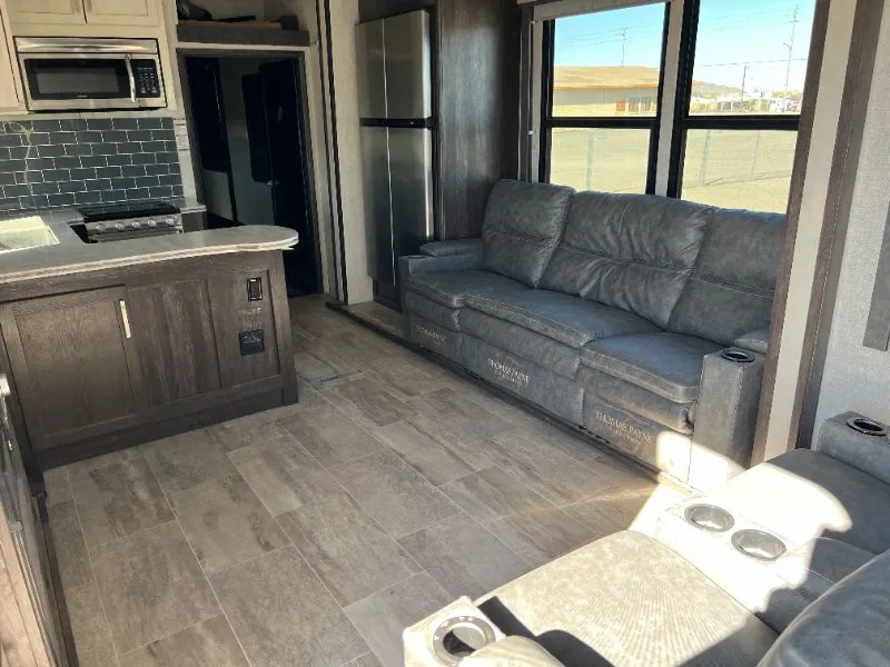 2019 Keystone Raptor 423, Photos photo 4
