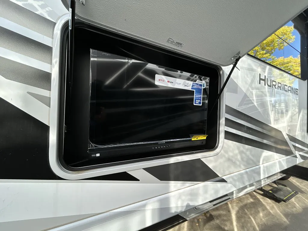2025 Thor Motor Coach Hurricane 35R - Photo 4