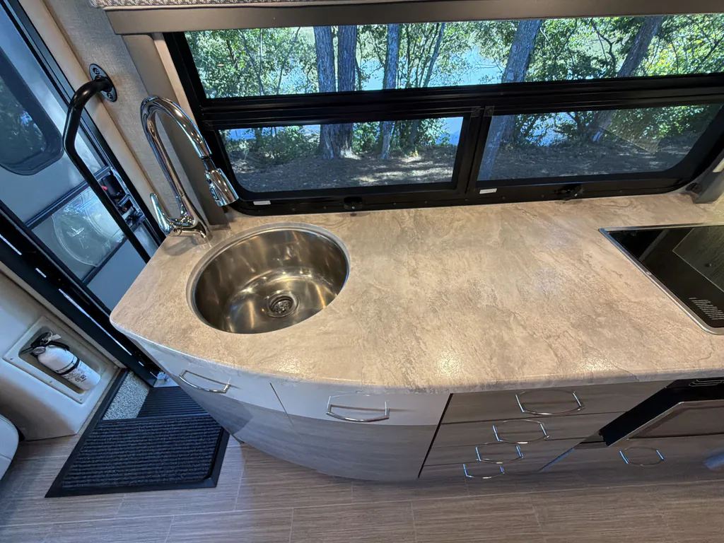 2021 Thor Motor Coach Tiburon 24FB, Photos photo 12