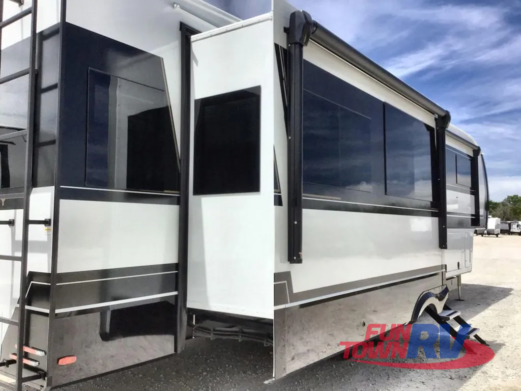 2026 Brinkley Model Z 3600, Photos photo 9