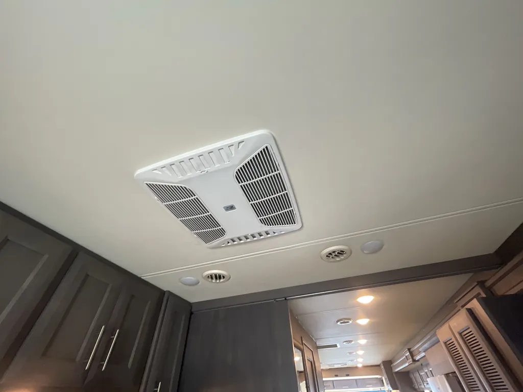 2021 Thor Motor Coach Challenger 35MQ, Photos photo 33