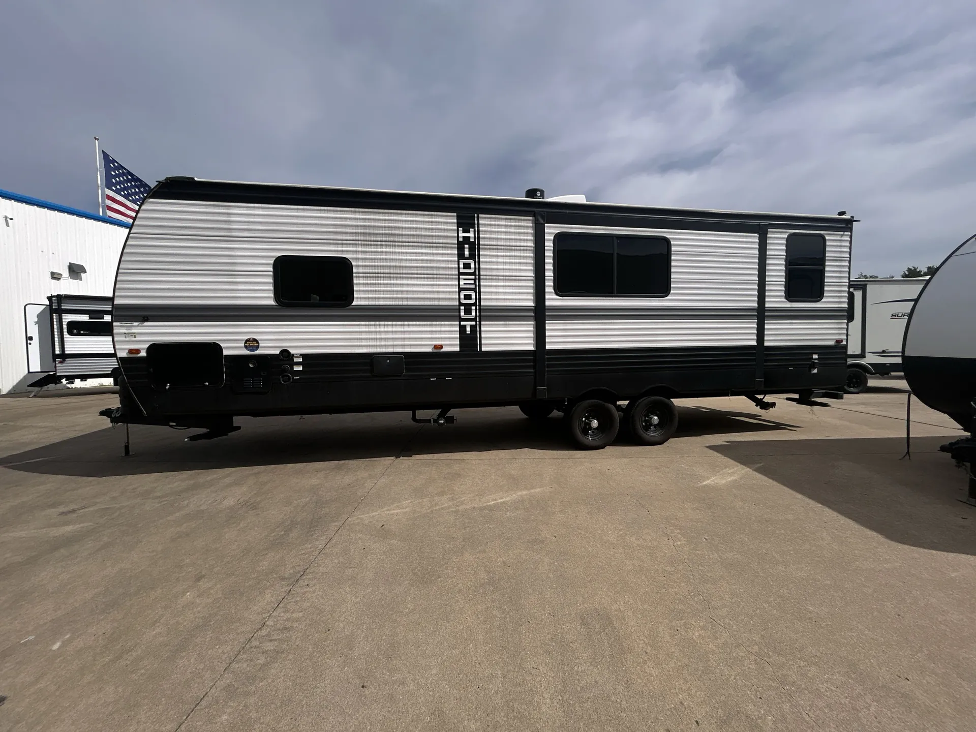 2025 Keystone Hideout 28RKD — campside