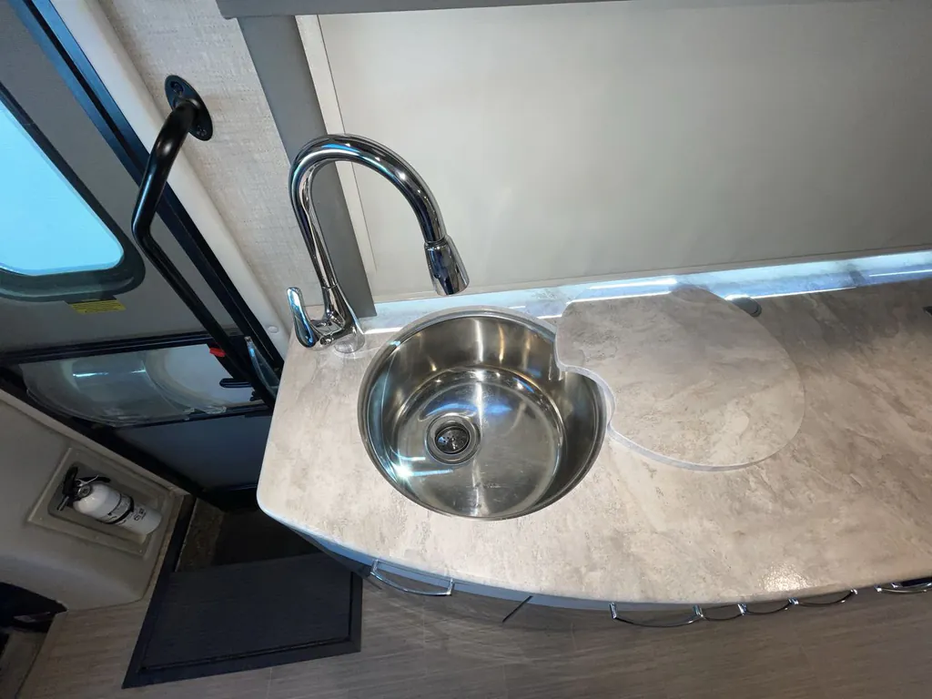 2022 Thor Motor Coach Tiburon 24FB, Photos photo 12