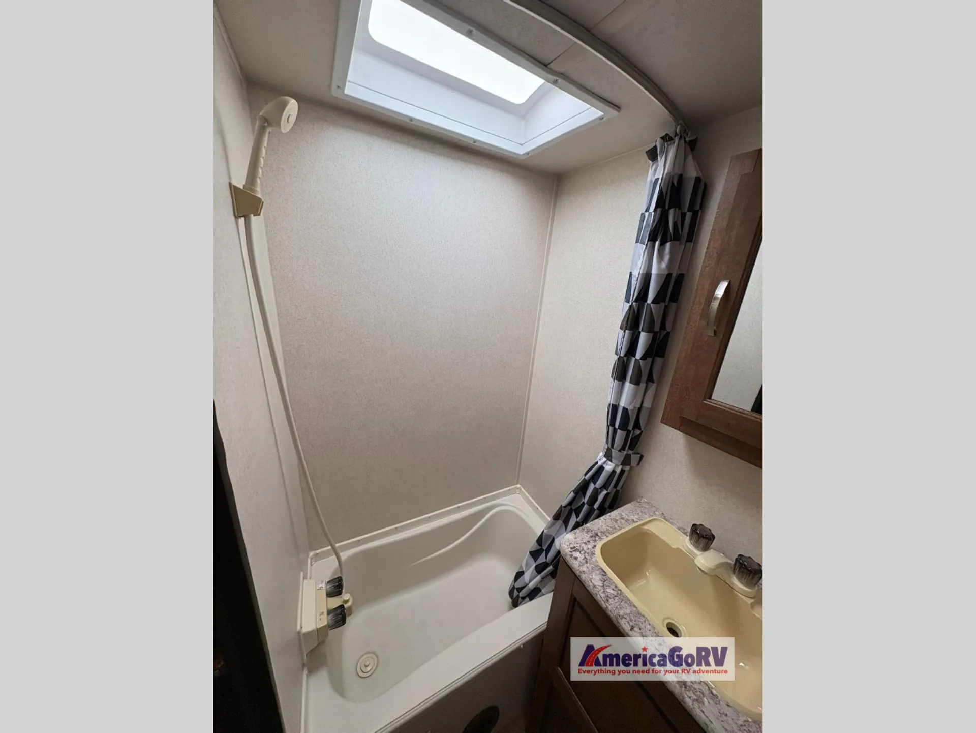 2018 Forest River Wildwood X-Lite 230BHXL — Photo 7