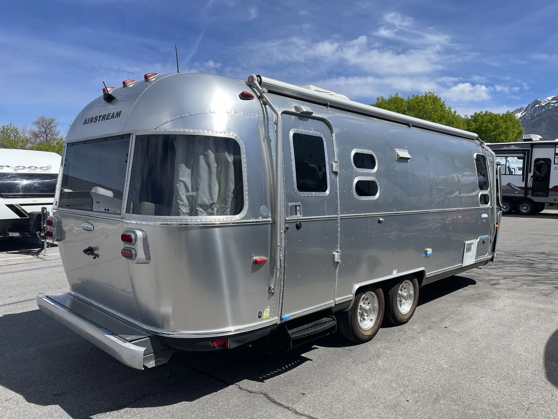 2014 Airstream International Serenity 25FB — living area main