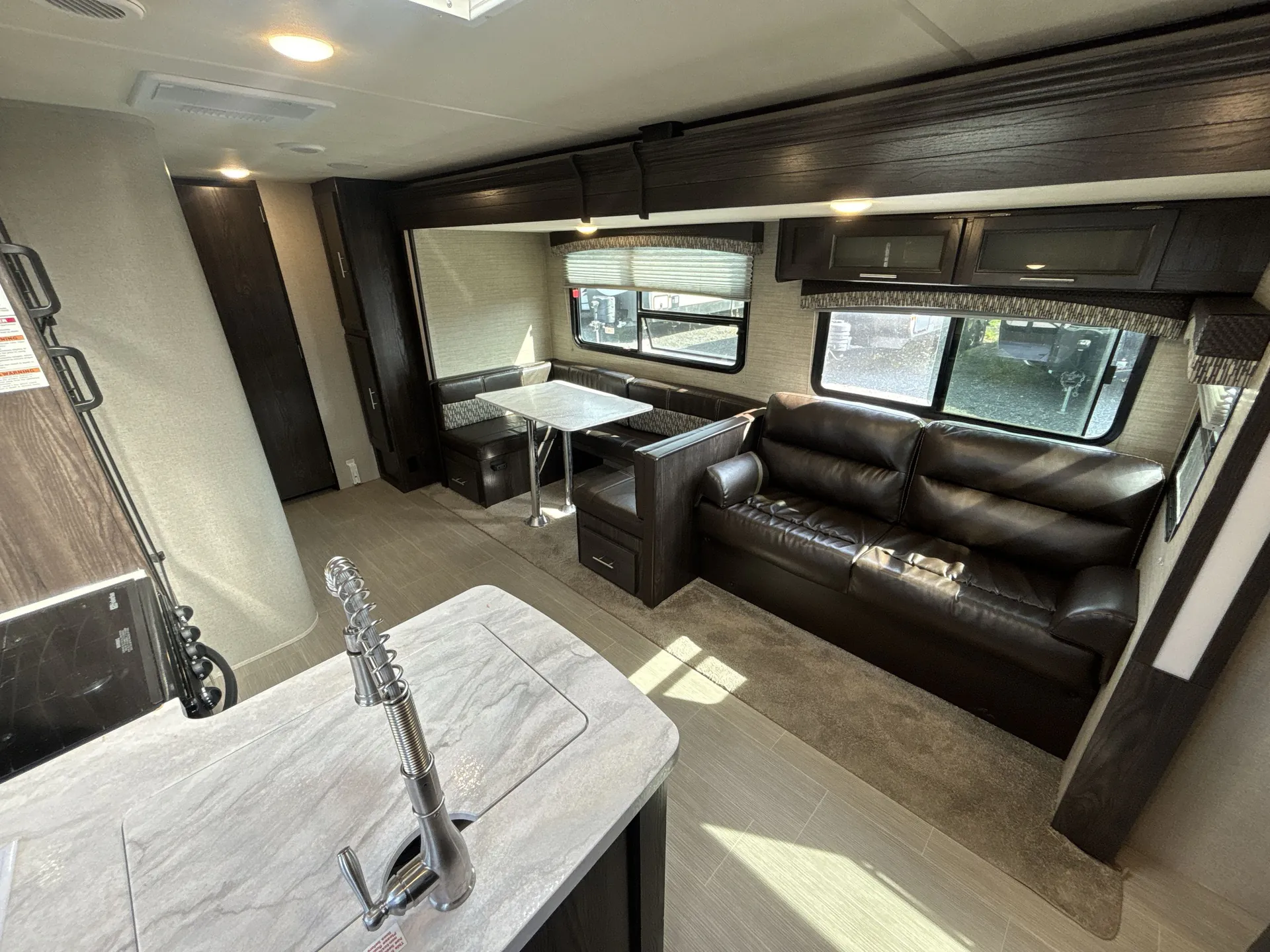 2018 Dutchmen Kodiak Ultra-Lite 283BHSL — living area main