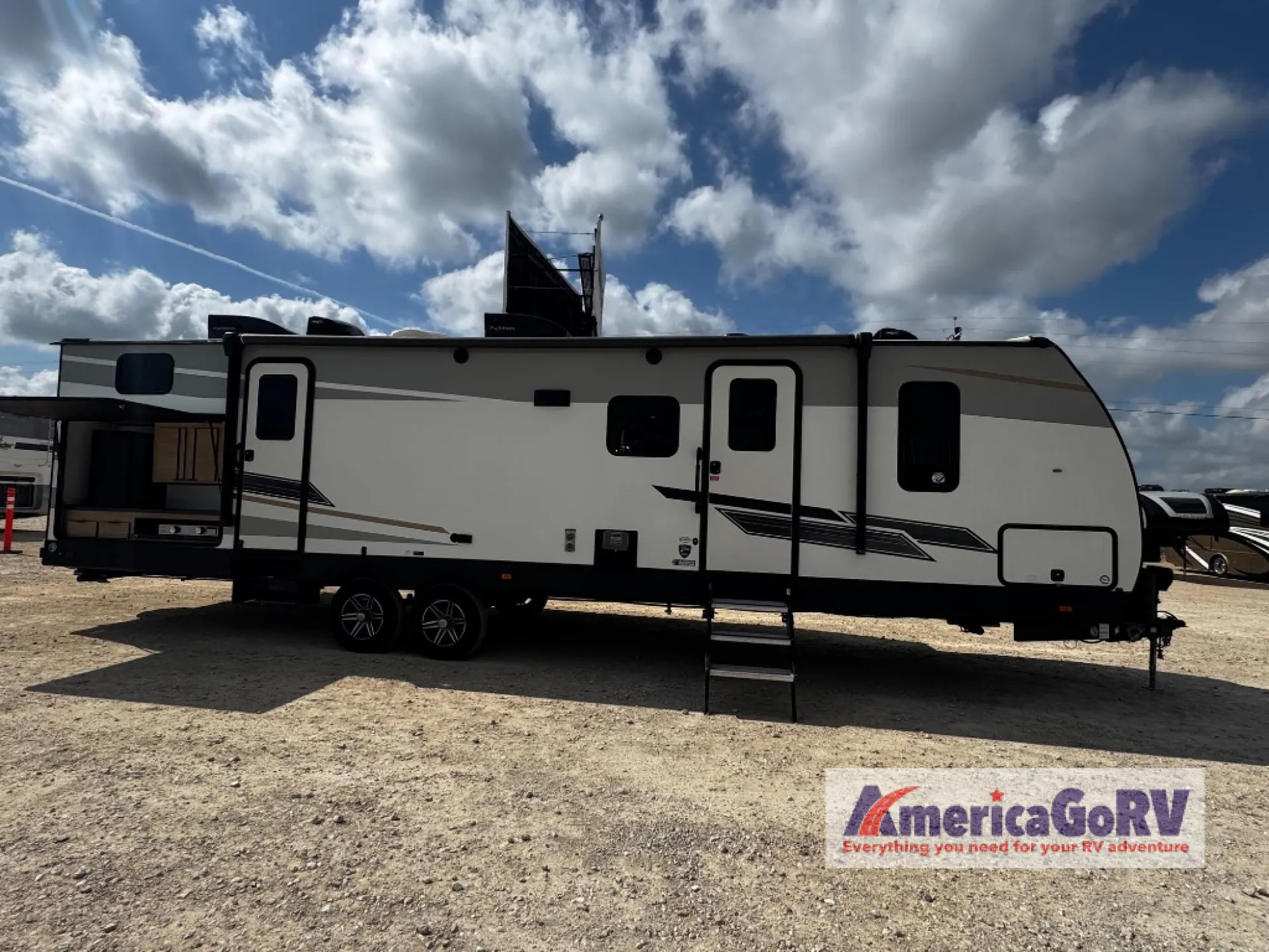 2022 Cruiser RV Radiance 30DS - Photo 3