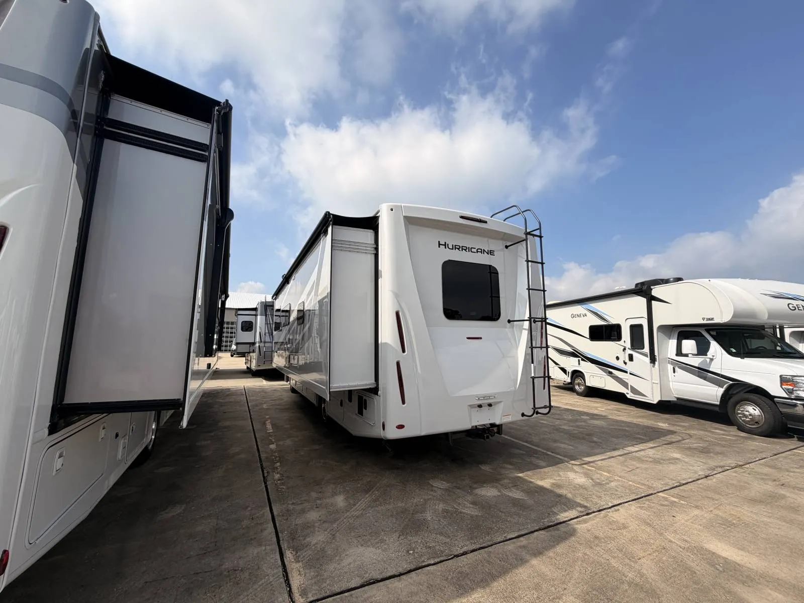 2027 Thor Motor Coach Hurricane 29L - Photo 3