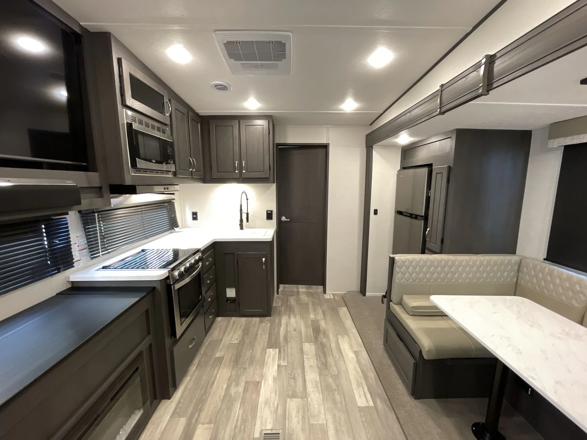 2025 Shasta Phoenix Lite 274BH - Photo 3