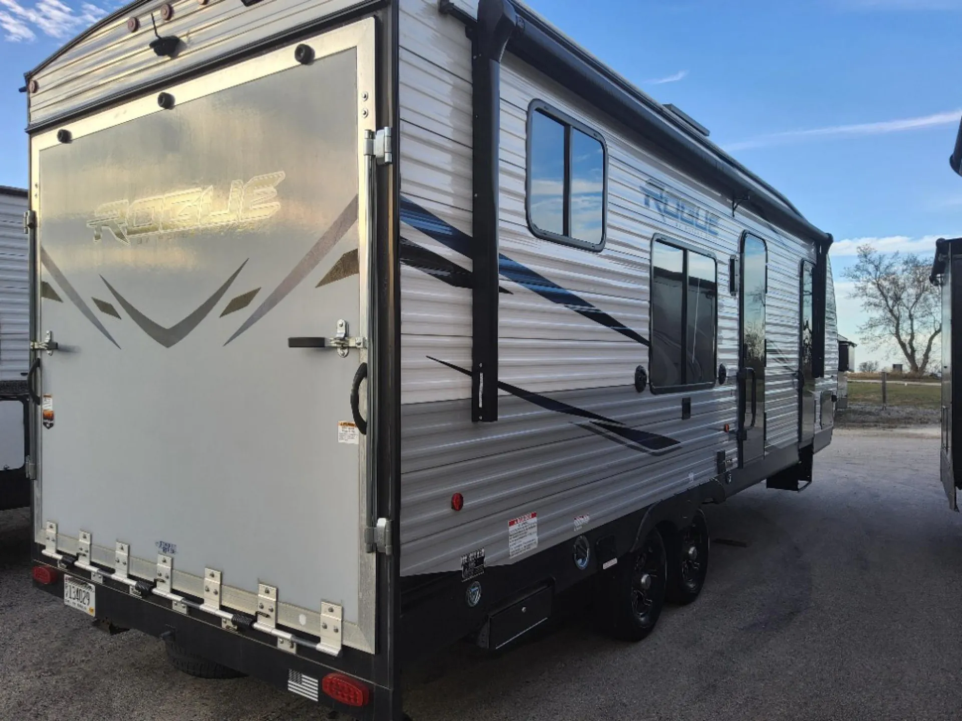 2021 Forest River Vengeance Rogue 25V — Photo 7