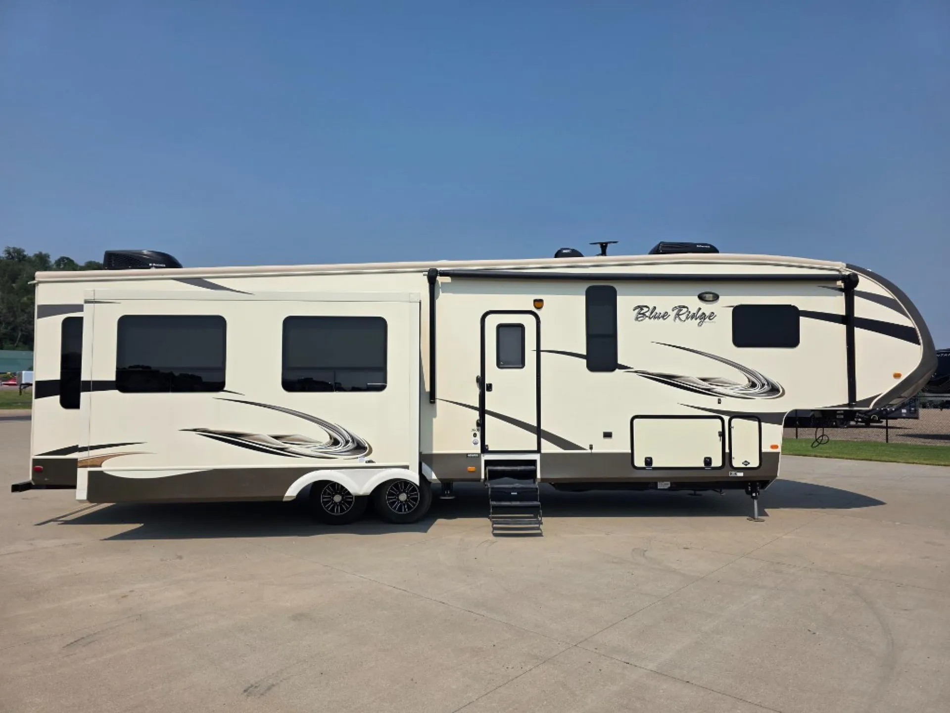 2016 Forest River Blue Ridge 3600RS - Photo 3