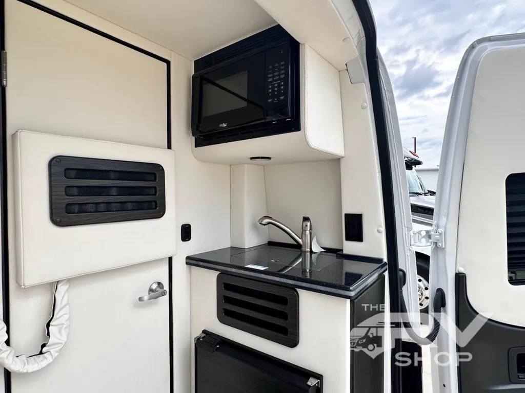 2025 Midwest Automotive Designs Luxe Cruiser D4, Photos photo 14