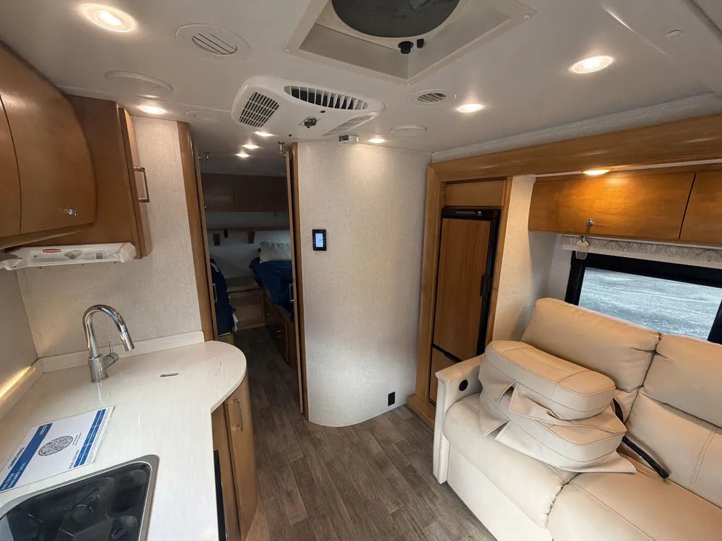 2019 Tiffin Wayfarer 24 TW, Photos photo 2