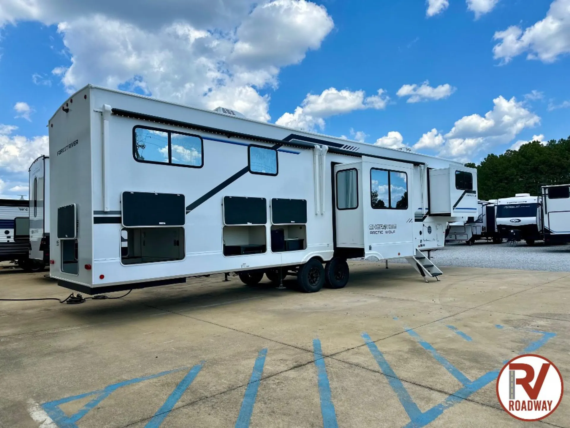 2026 Forest River Cherokee Arctic Wolf 3950SUITE - Photo 4
