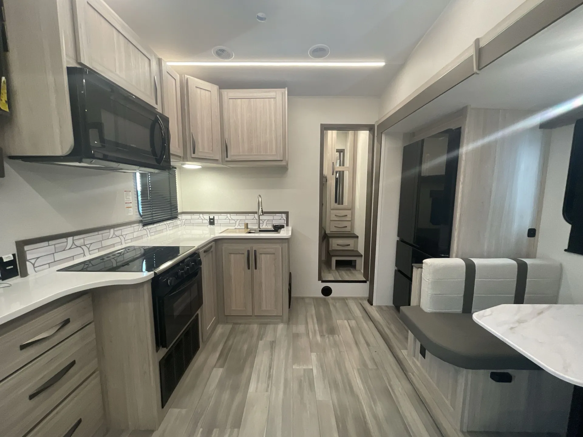 2025 Cruiser RV Essence 28DB - Photo 4