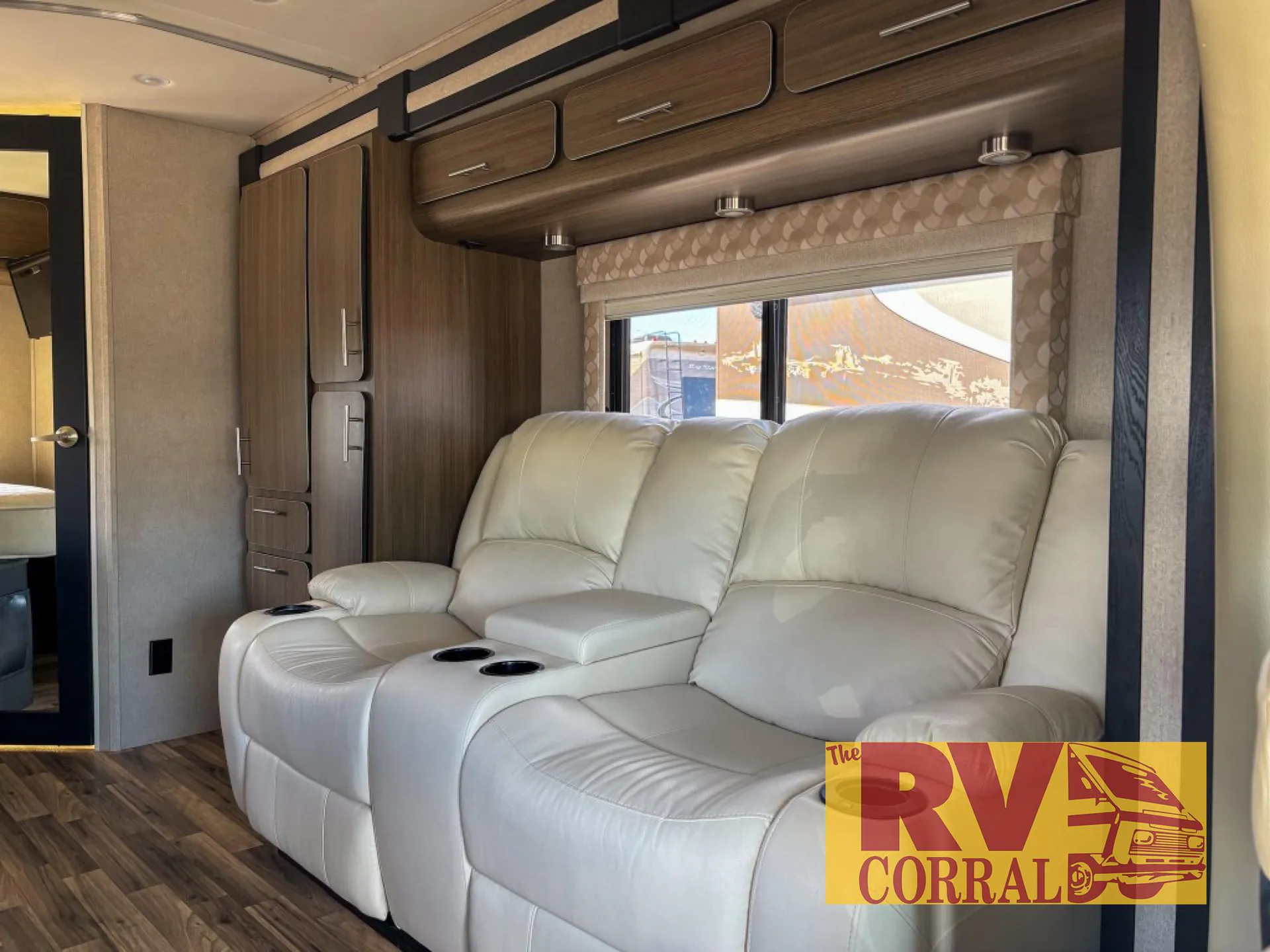 2015 Renegade RV Villagio 25RBS dealer photo 3 from RV Corral