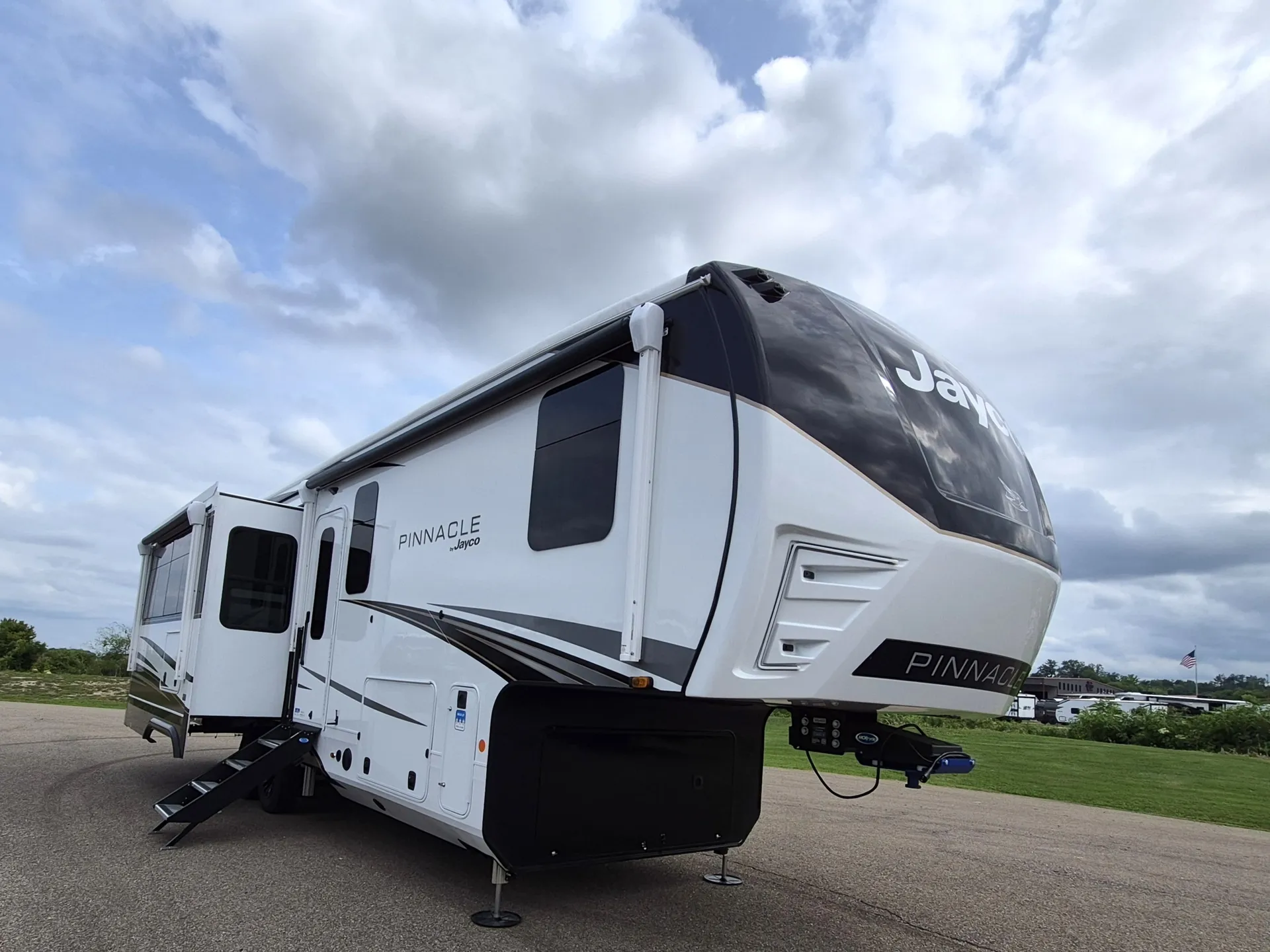 2027 Jayco Pinnacle 32RLTS - Photo 2