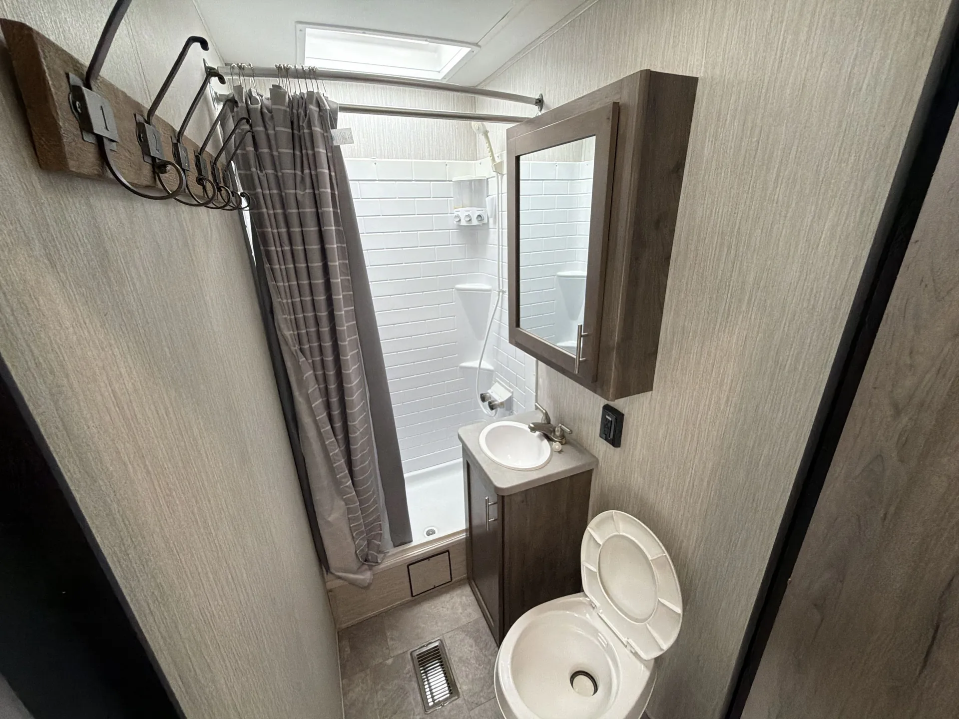 2020 Forest River Vengeance Rogue 28V — living area main