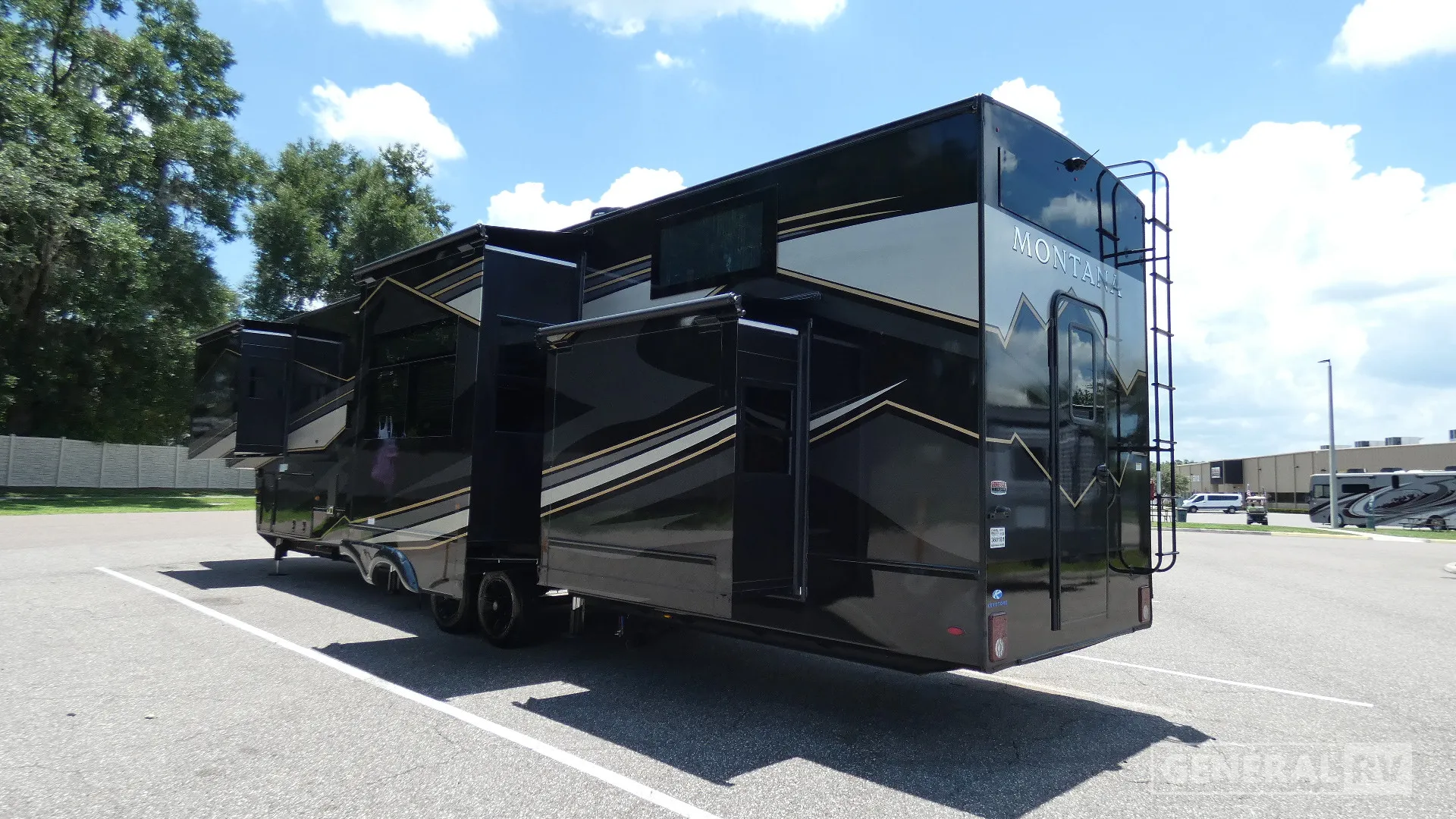 2025 Keystone Montana 3915TB - Photo 4