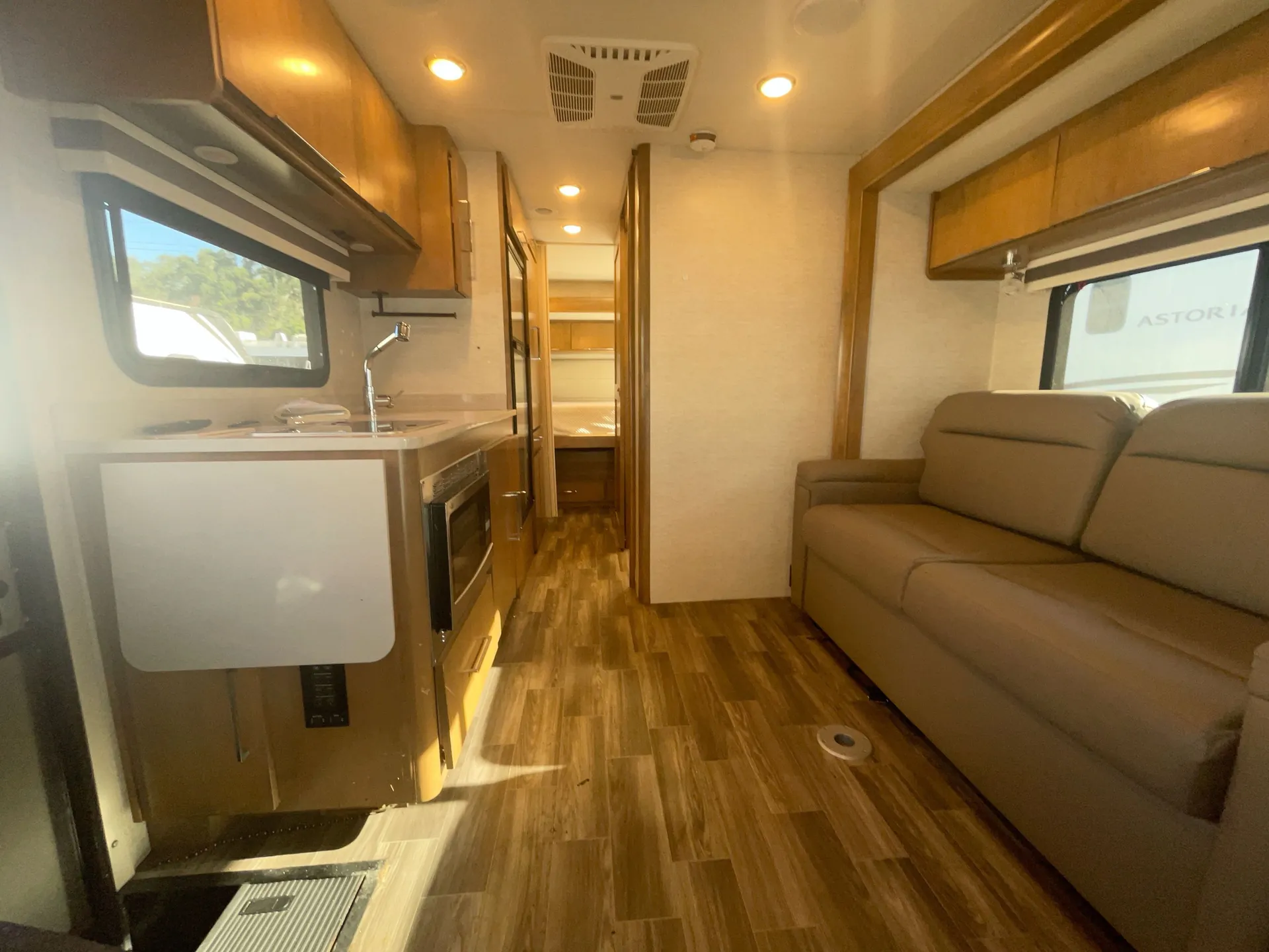 2020 Tiffin Wayfarer 25 QW — living area main