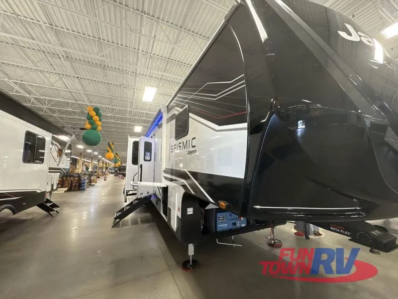 2026 Jayco Seismic 395 - Photo 3
