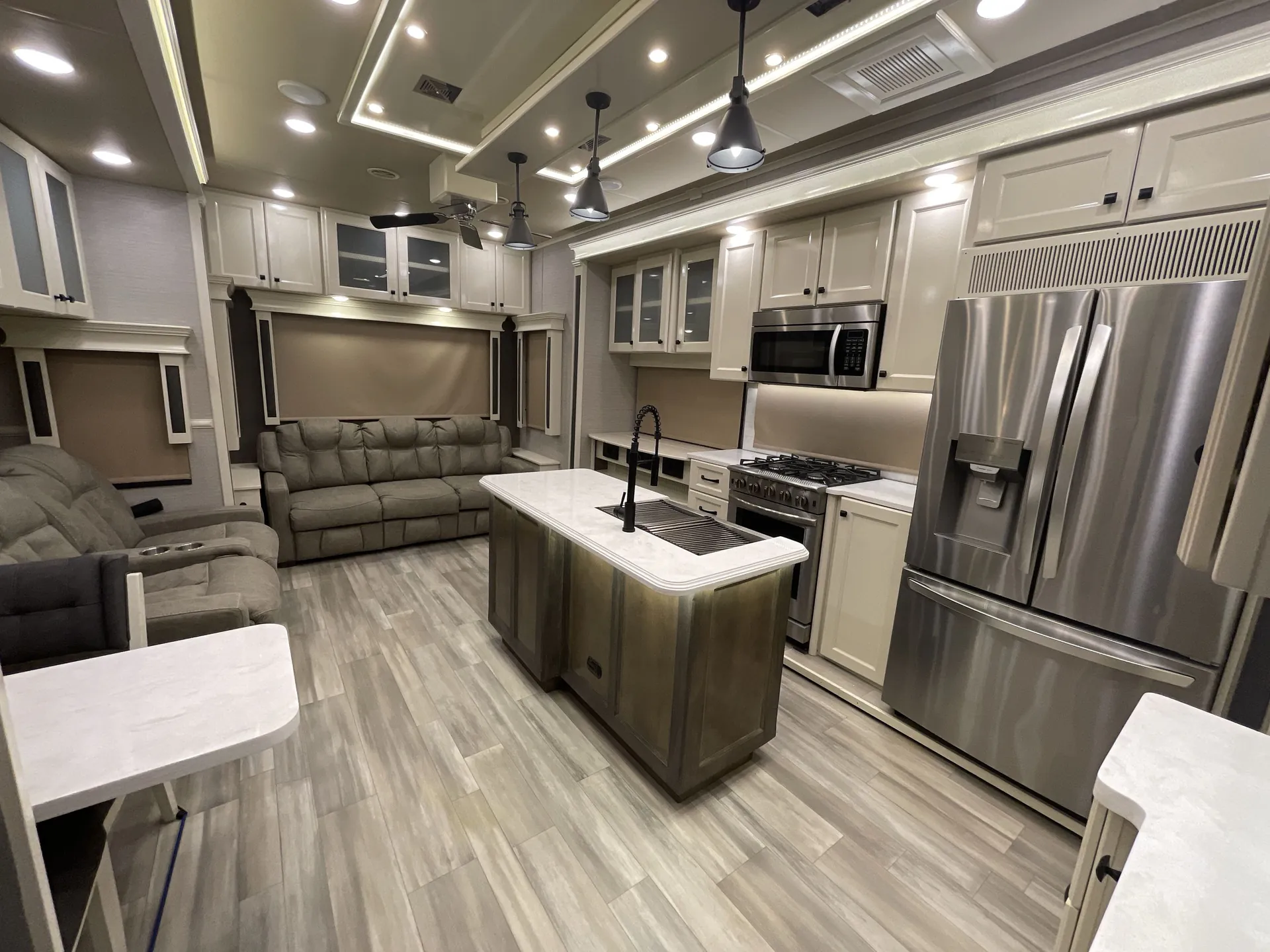 2022 Vanleigh Beacon 34RLB — living area main