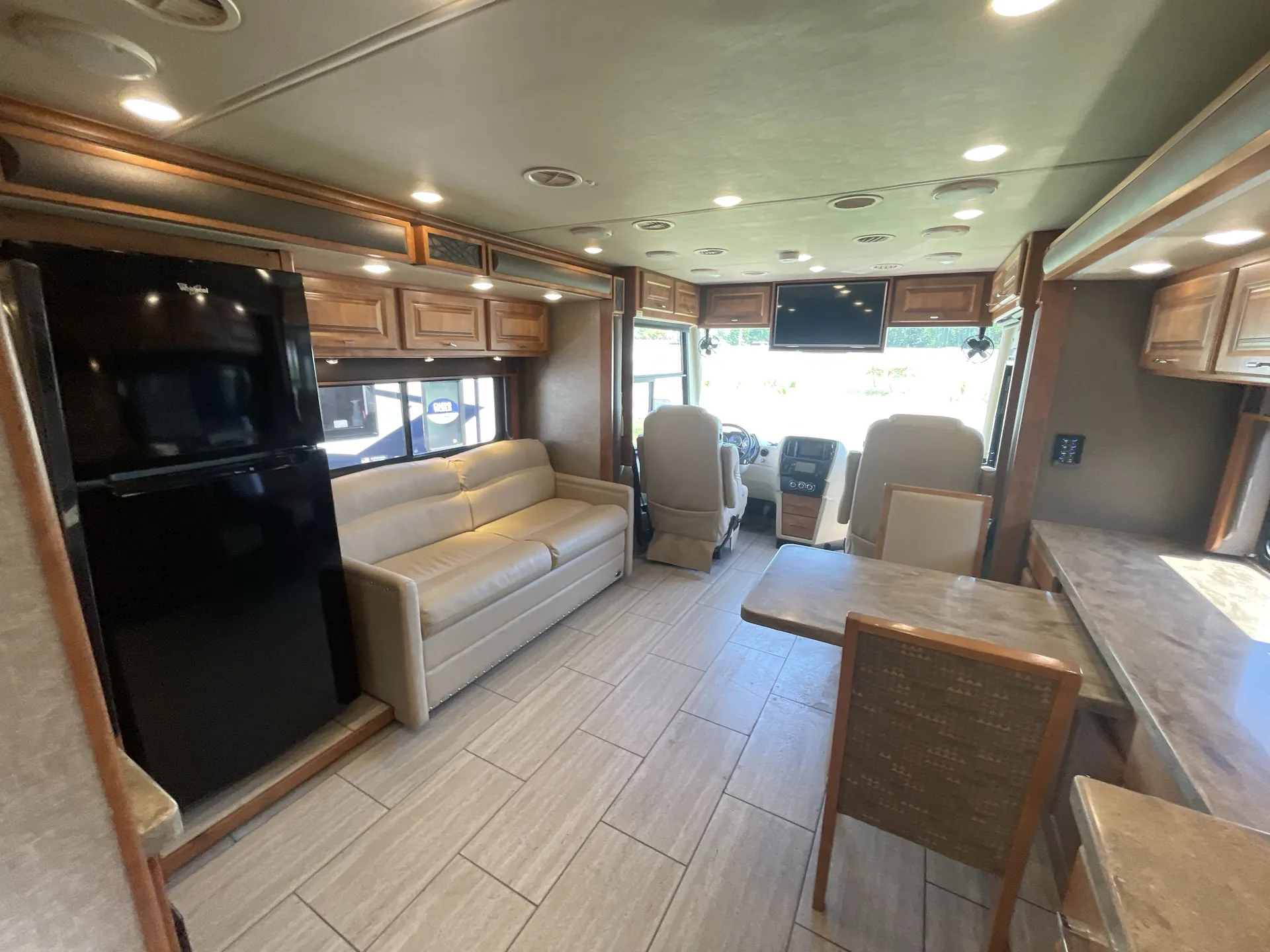 2018 Tiffin Allegro Breeze 33 BR — living area main