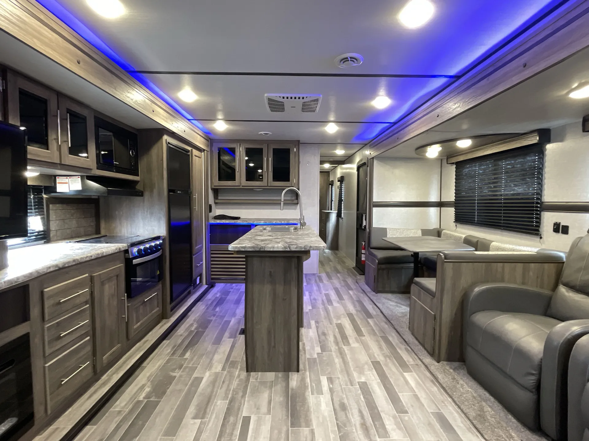 2022 CrossRoads Zinger 340RE — living area main