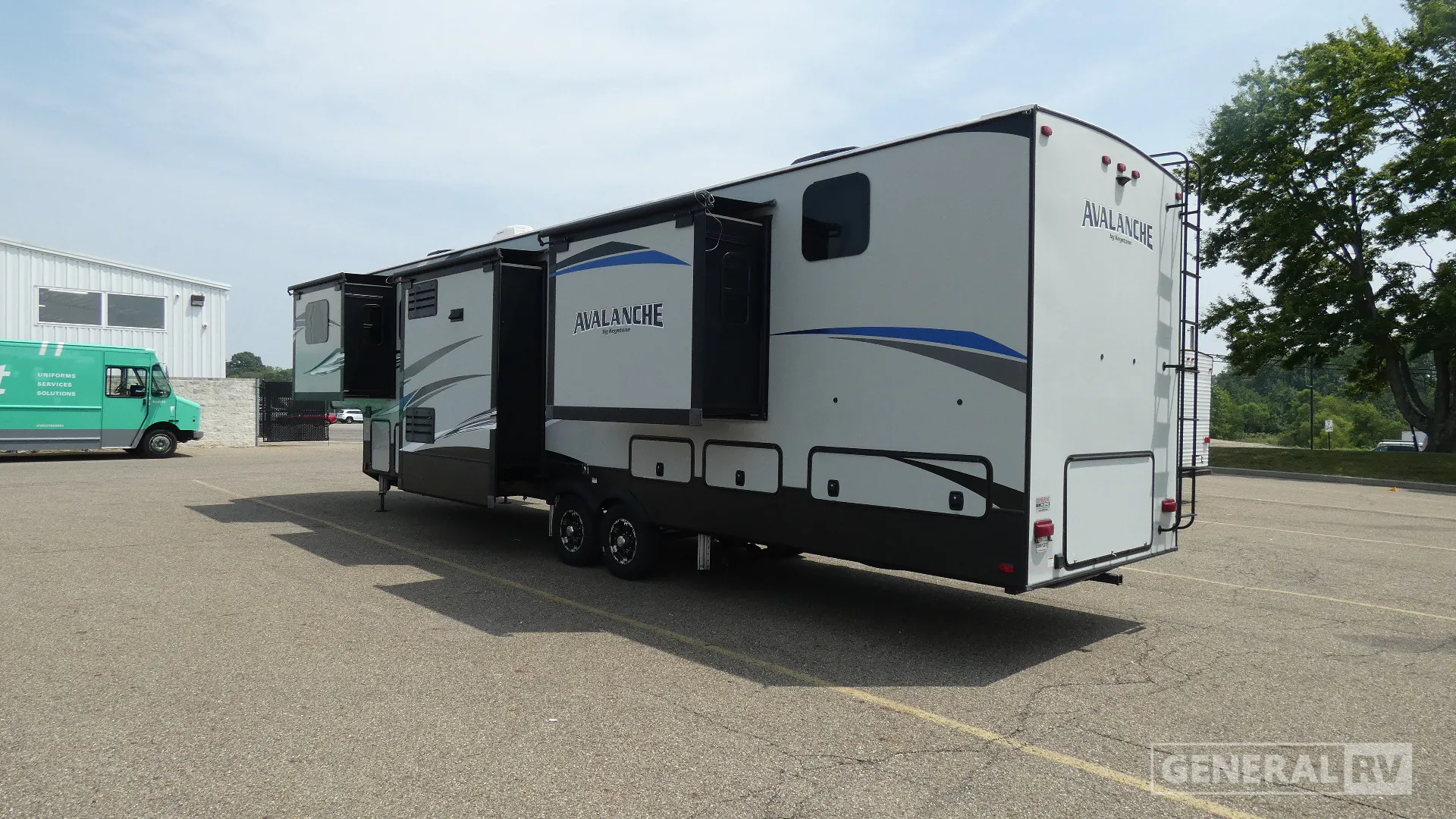 2019 Keystone Avalanche 382FL - Photo 4