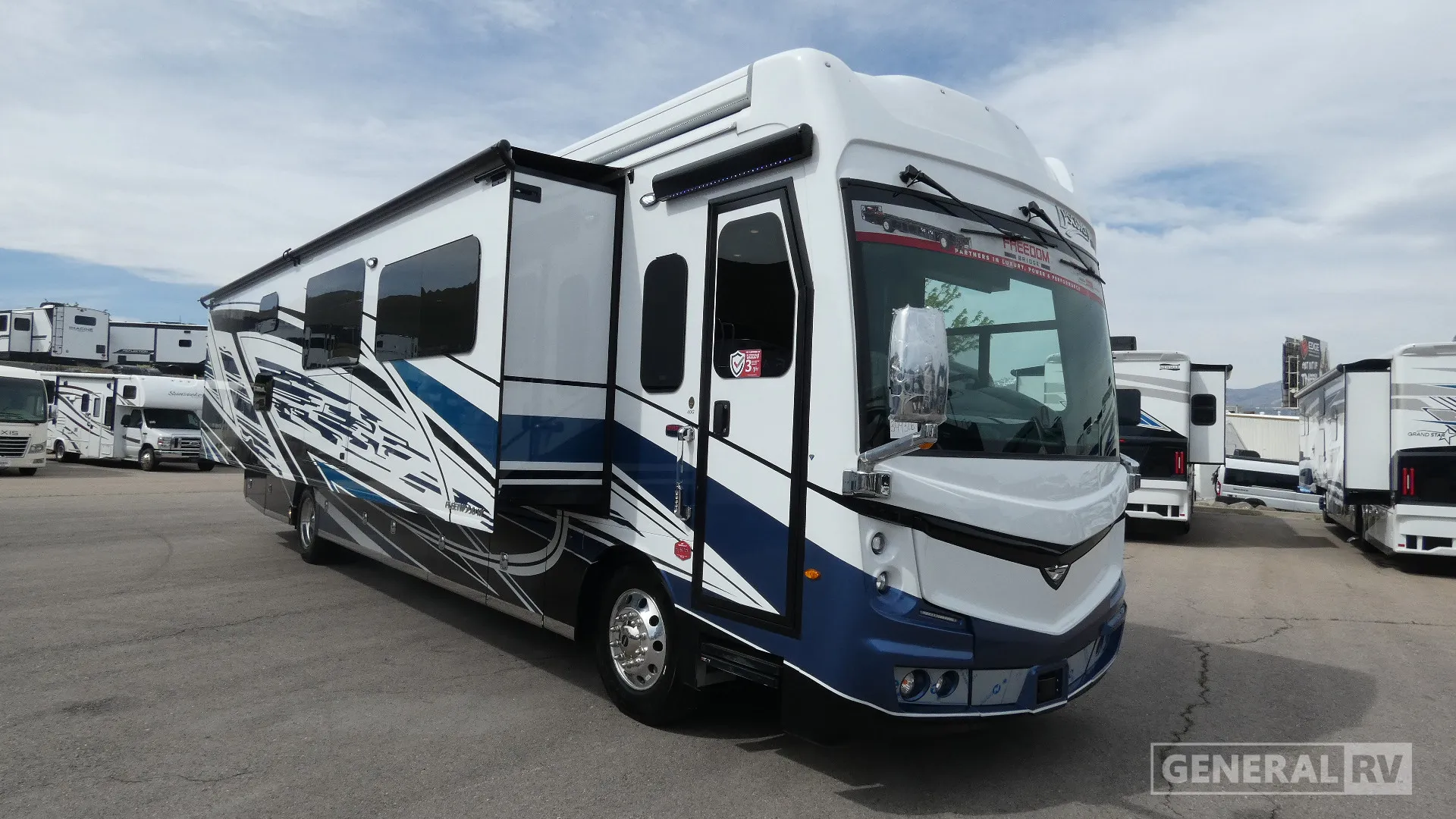 2026 Fleetwood Discovery LXE 40G - Photo 2