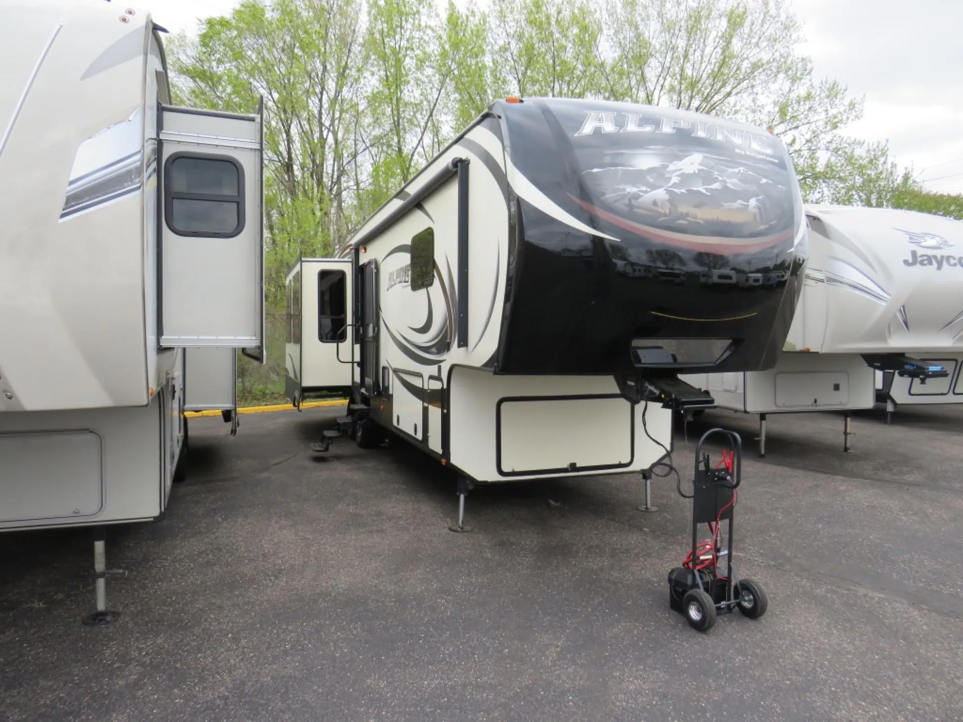 2015 Keystone Alpine 3535RE - Photo 2