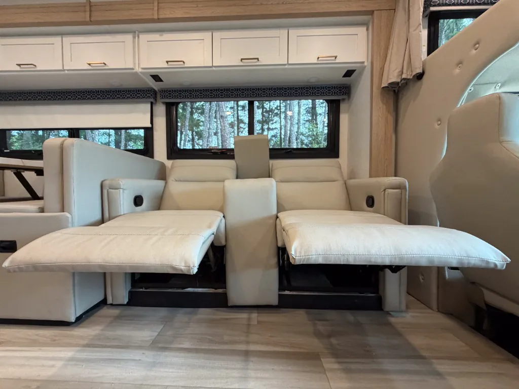 2027 Thor Motor Coach Quantum HS31, Photos photo 11