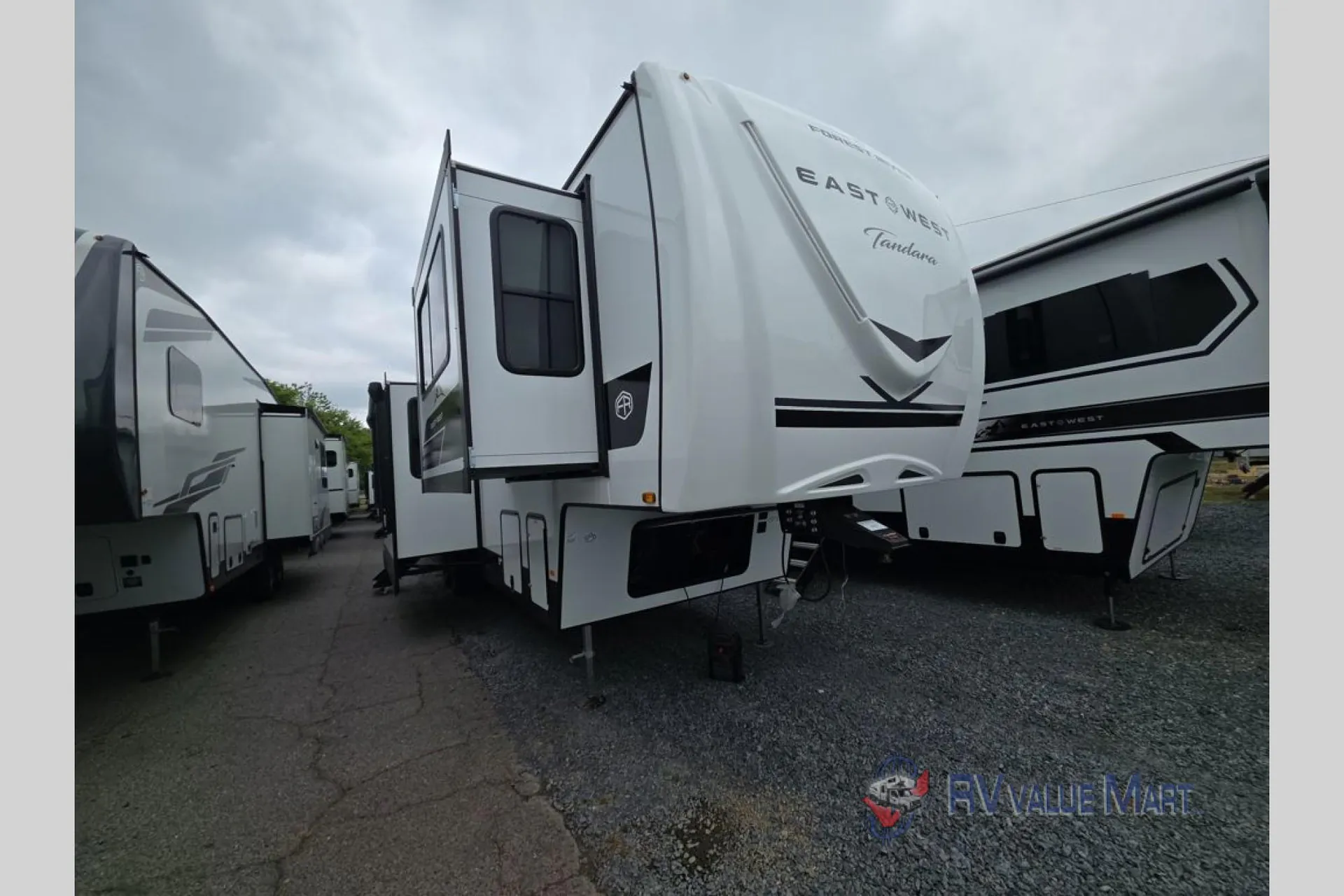2026 East to West Tandara 390FL - Photo 3
