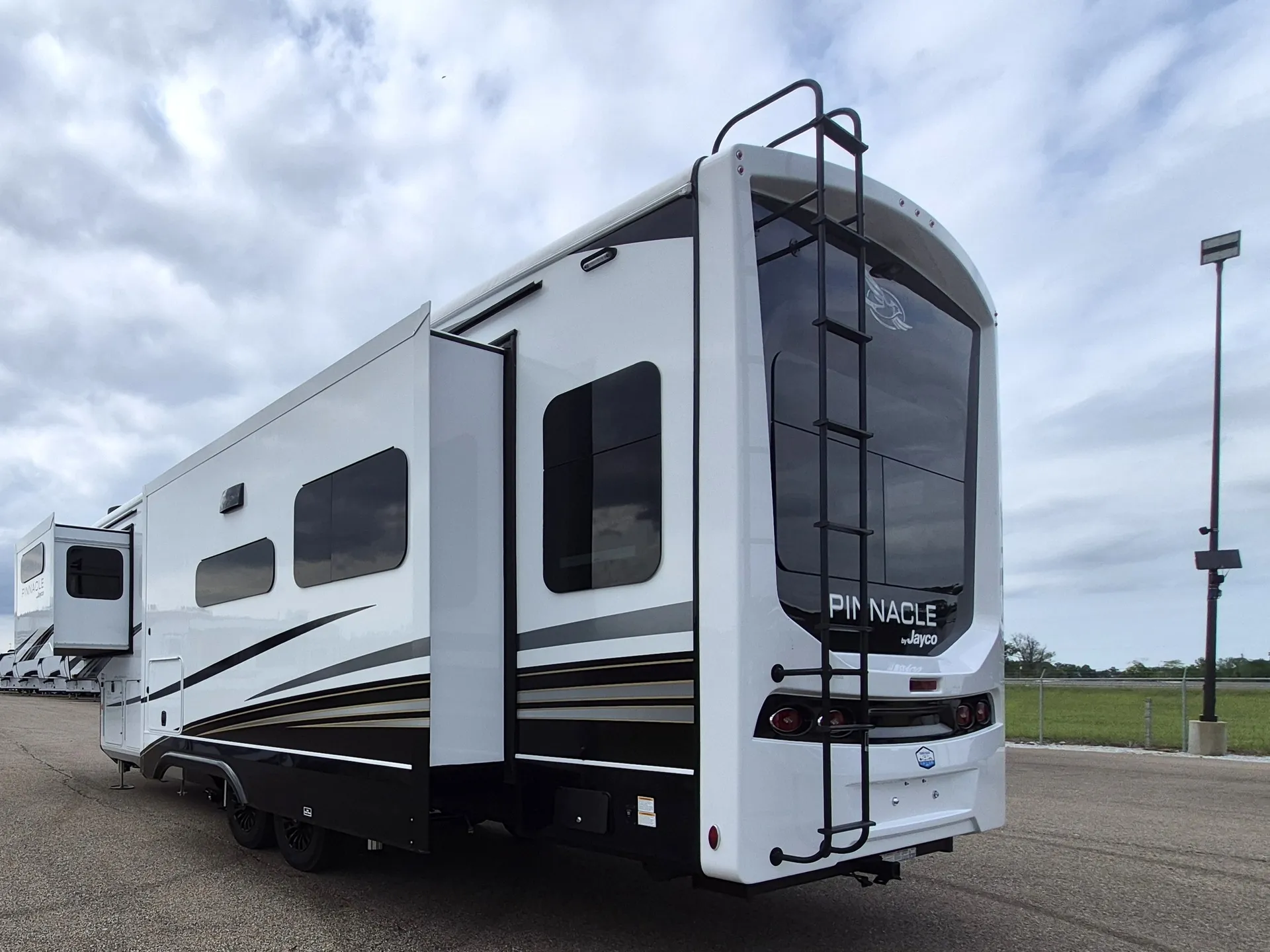 2027 Jayco Pinnacle 32RLTS - Photo 4