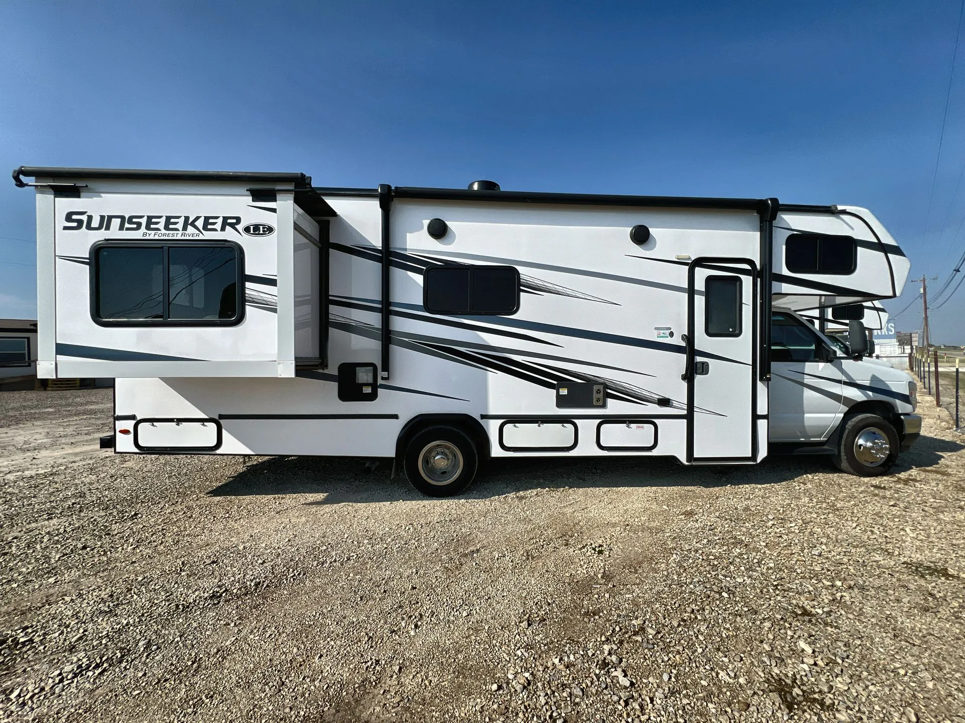 2024 Forest River Sunseeker 2550DS LE - Photo 2