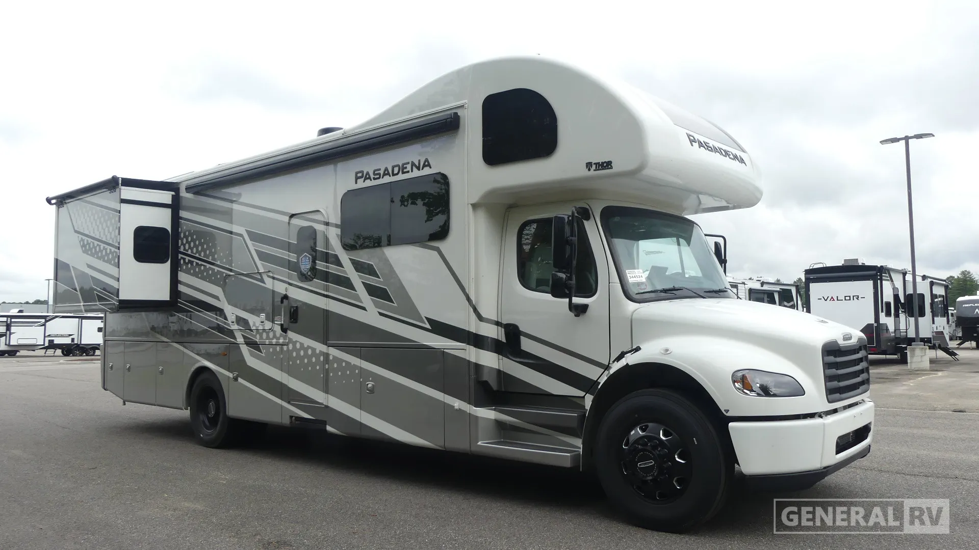 2026 Thor Motor Coach Pasadena 34XG - Photo 2