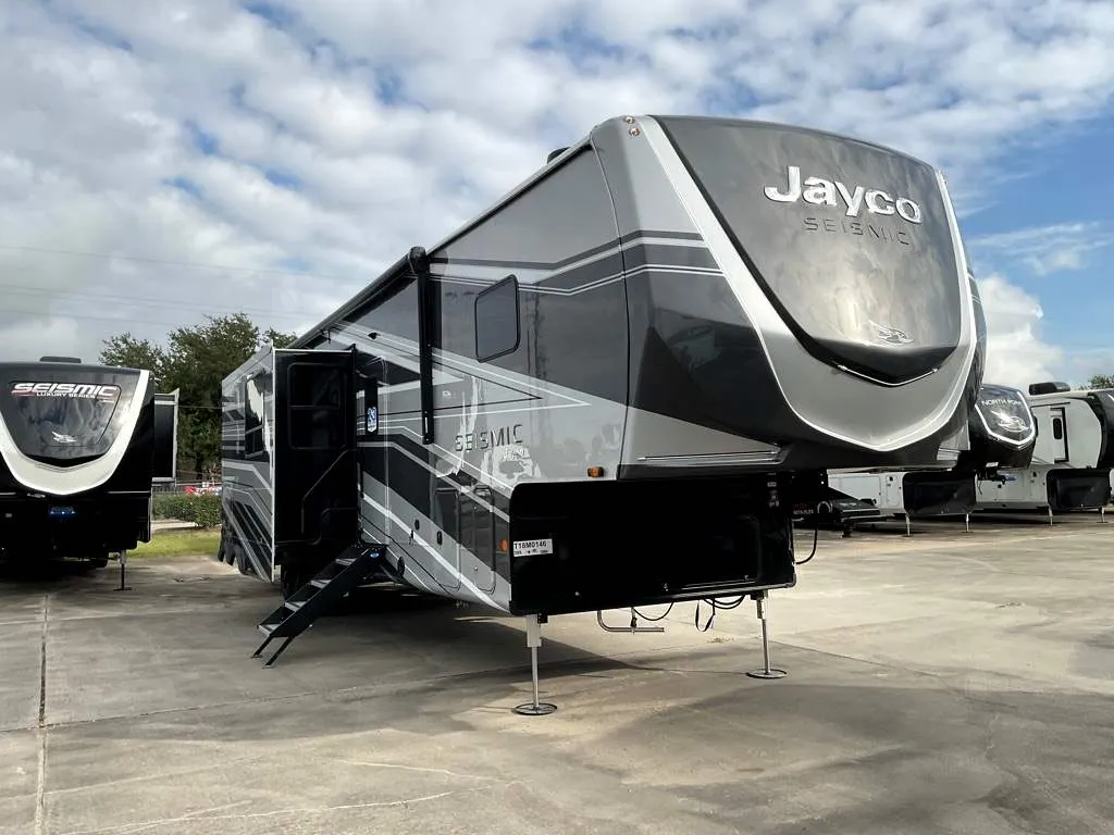 2026 Jayco Seismic 399 - Photo 4